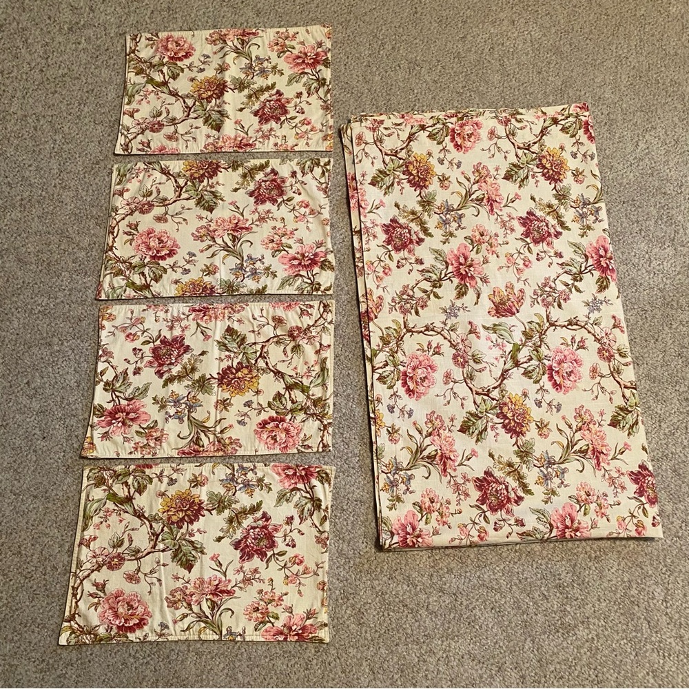 Floral Cream and Pink Tablecloth and Placemats Set - Zina Vasi.    70x90.